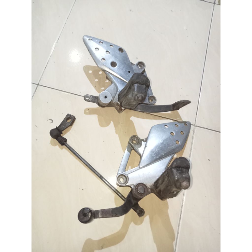 Postep Footstep dudukan pijakan kaki depan kanan kiri Honda CBR old/ CBR 150r Thailand Minerva ori