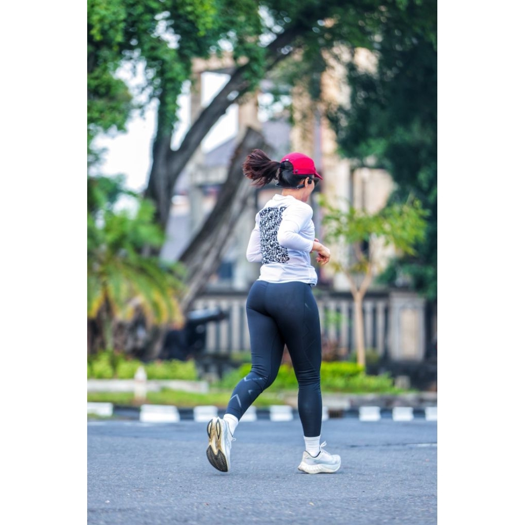 Jersey Lari Doodle Text Putih Panjang