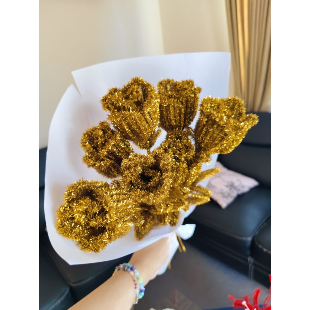 Bunga mawar pipe cleaner gold