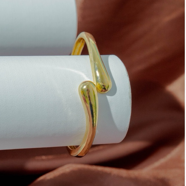 Gelang Wanita Bangle Gold Elegan dengan Design Modern