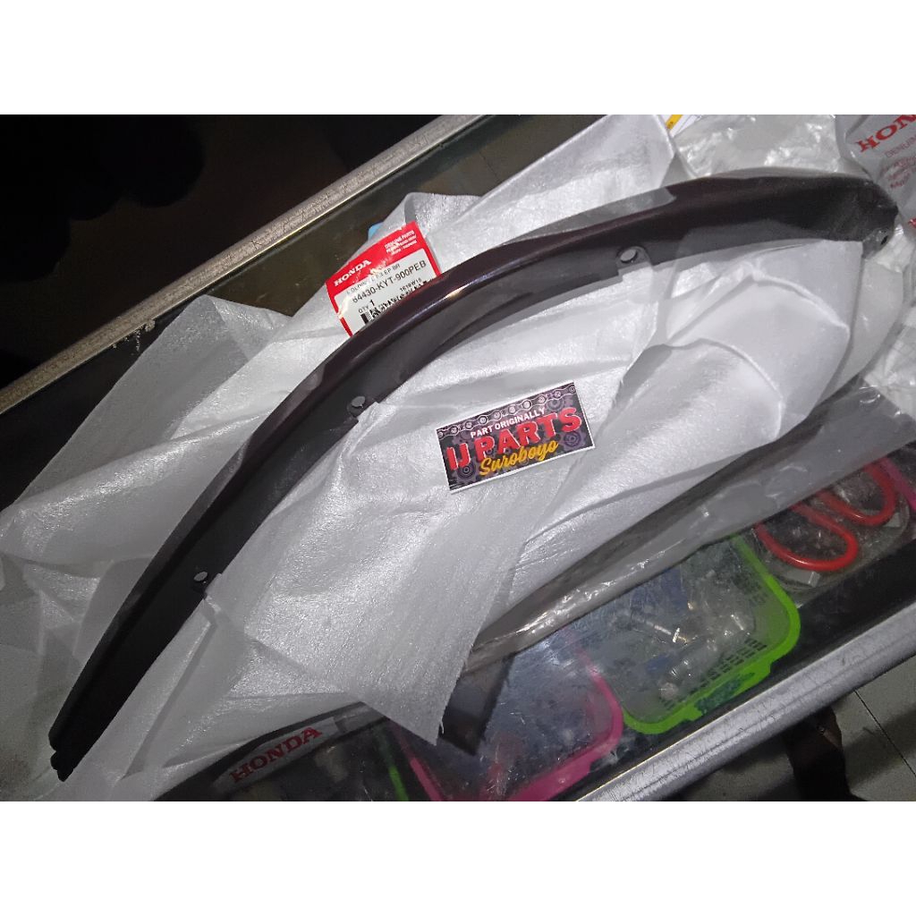 64430 KYT 900PEB MOLDING LIST BODY DEPAN SCOOPY KARBU COKLAT KIRI ORIGINAL AHM