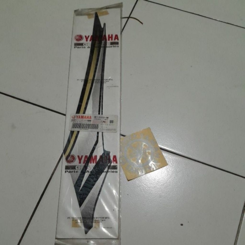 Graphic/stiker/List striping pada tangki warna black metalic vixion 2011 ori Yamaha Genuine Parts 3C