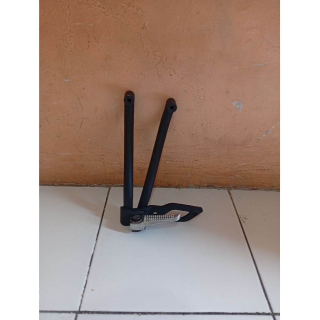 Footstep Step belakang bagian kiri R15 V2 Original copotan