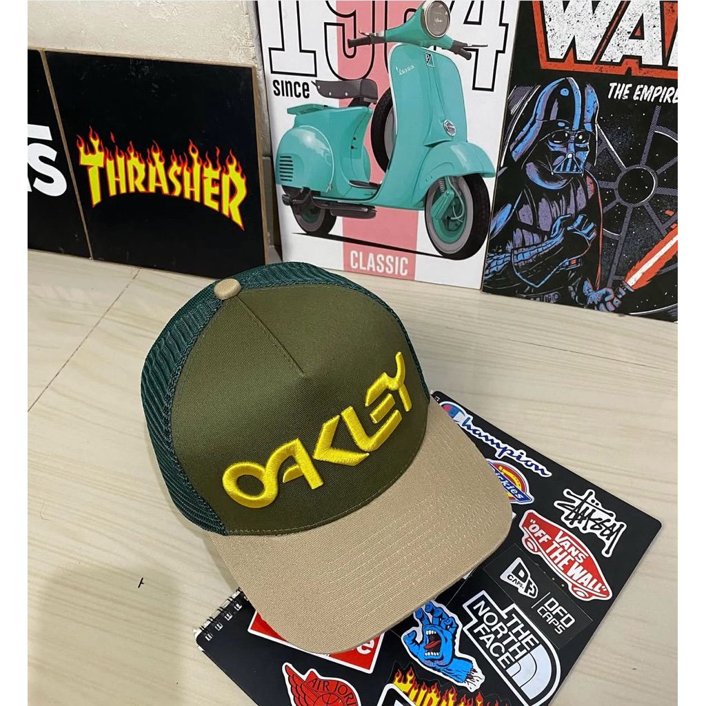 Topi Oakley trucker jaring