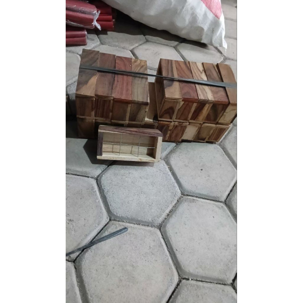 kotak pakan burung kawat