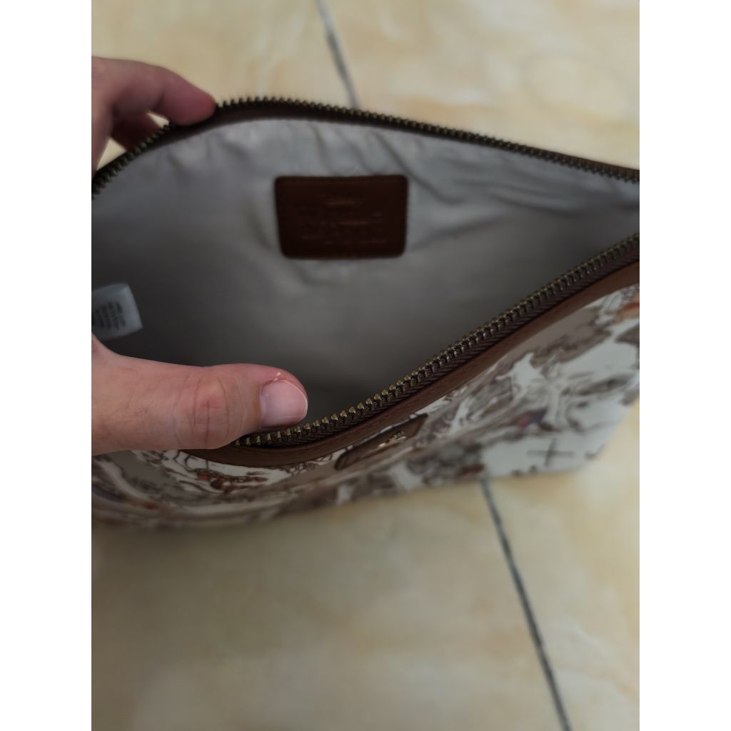 Preloved Clutch Winnie The Pooh Povilo