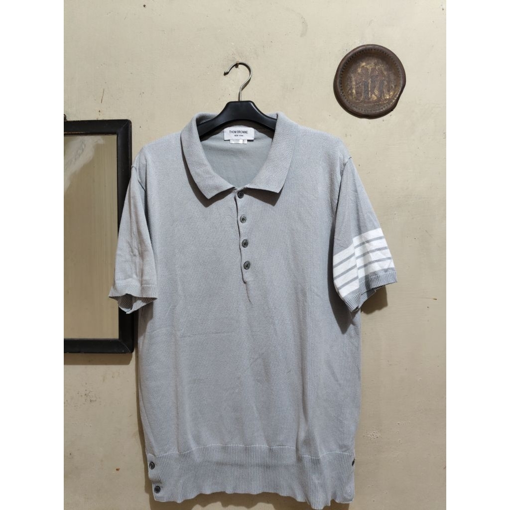 Kerah polo kenitwear Thom Browne