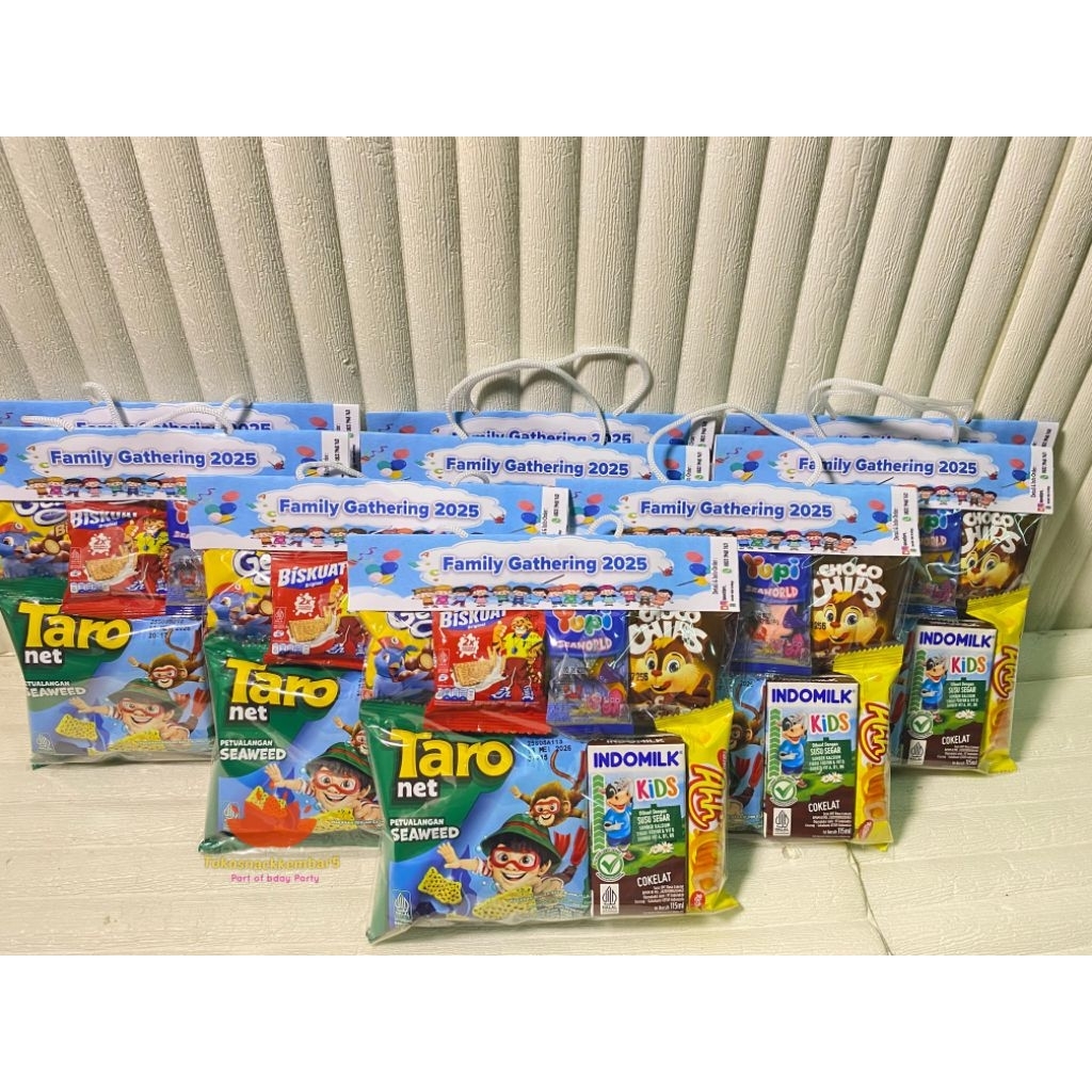 Paket Snack ultah kemas label Hangtag 10rb an Parcel Snack Surabaya bingkisan Snack instan hampers S