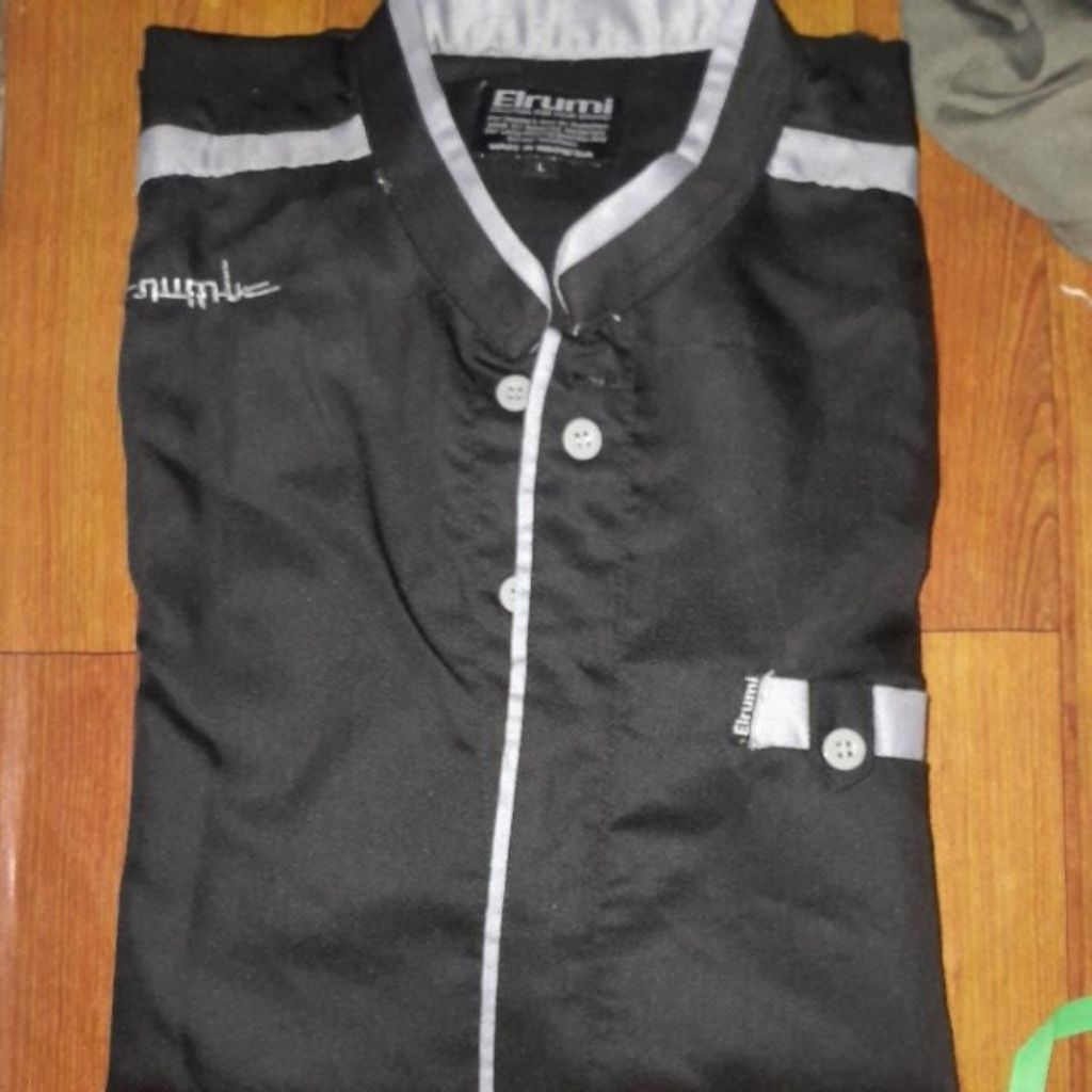 koko pria hitam lengan pendek