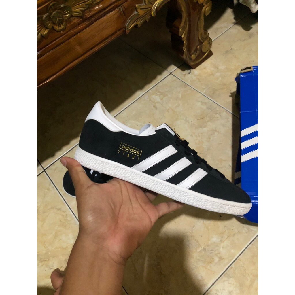 Sepatu black white