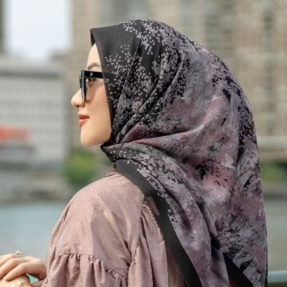 New York 3 East Village Buttonscarves Hitam Black