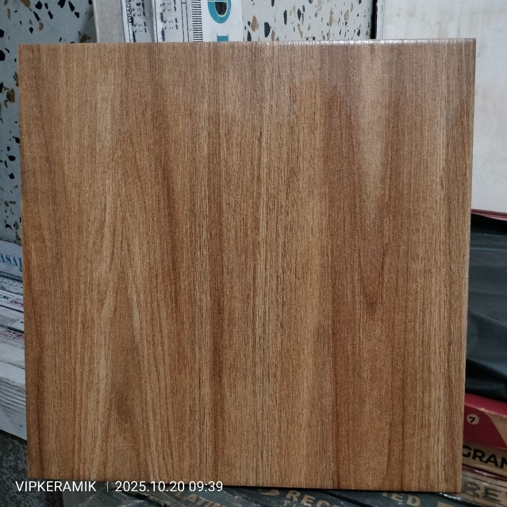 KERAMIK LANTAI MATT KESET MULIA TILE RESORT BEIGE/BROWN 40X40 KW1