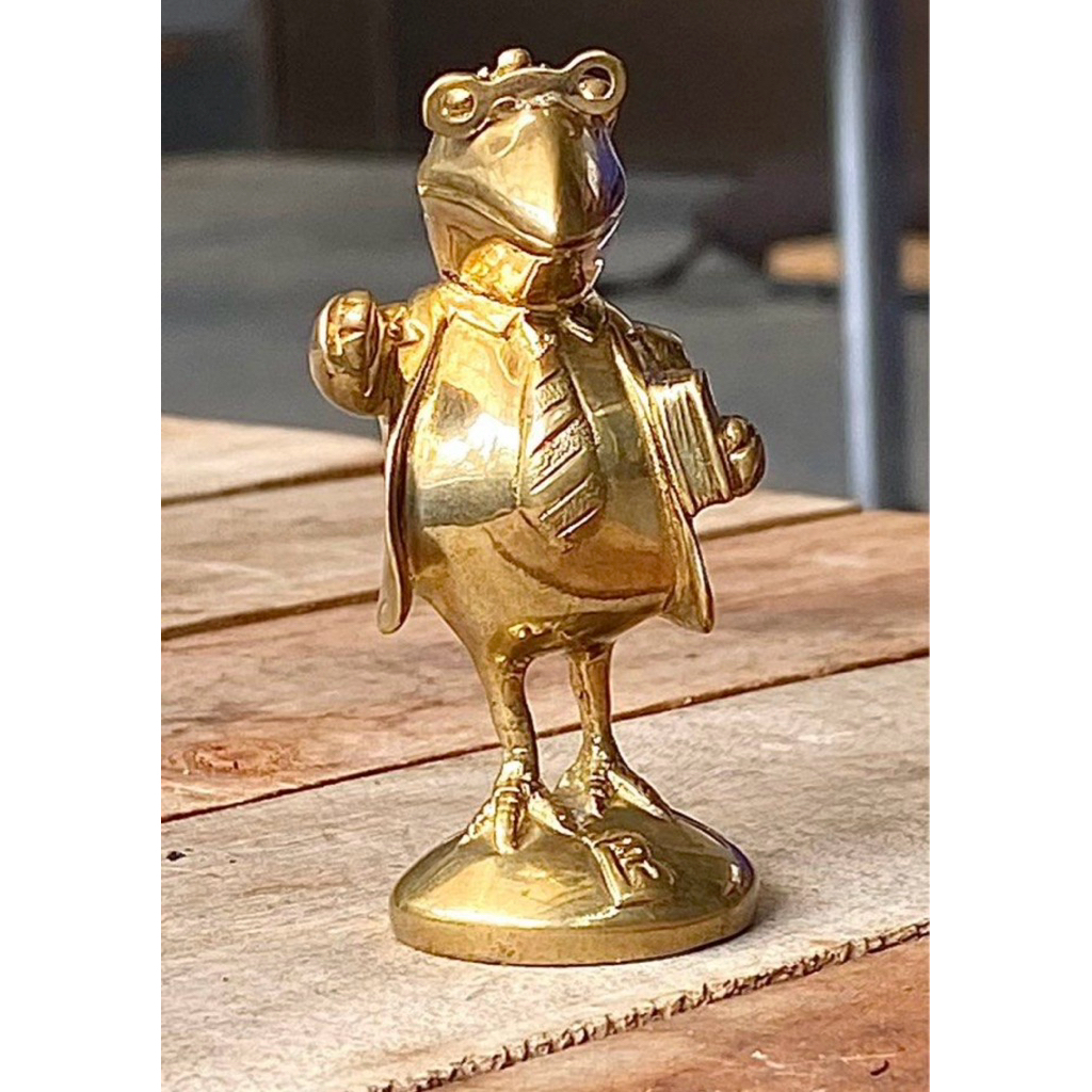 Patung Ayam Kantoran dari Kuningan – Vintage dan Lucu