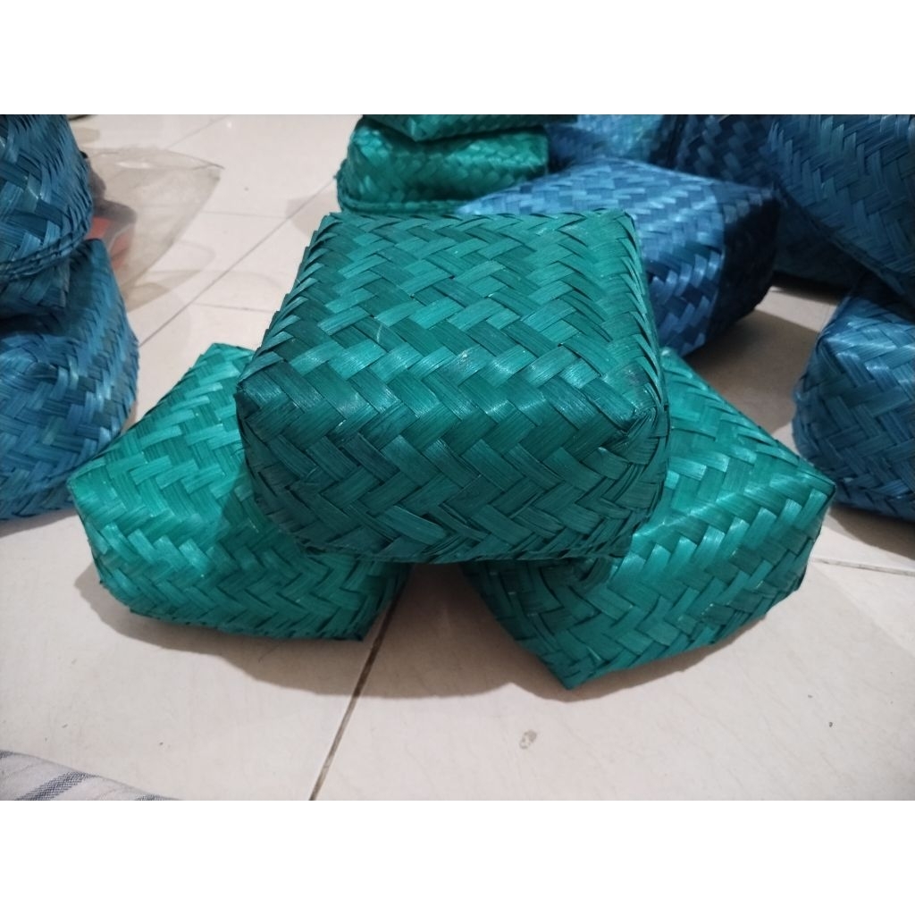 besek bambu warna hijau uk 15x15/sepasang