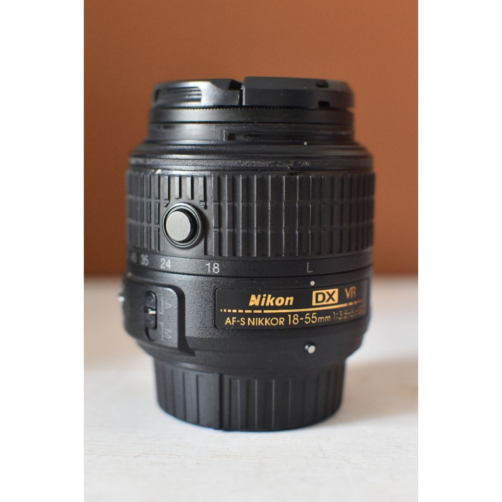 1.Lensa kit AF-S Nikkor 18-55mm 2.Lensa tele AF-P Nikkor 70-300mm