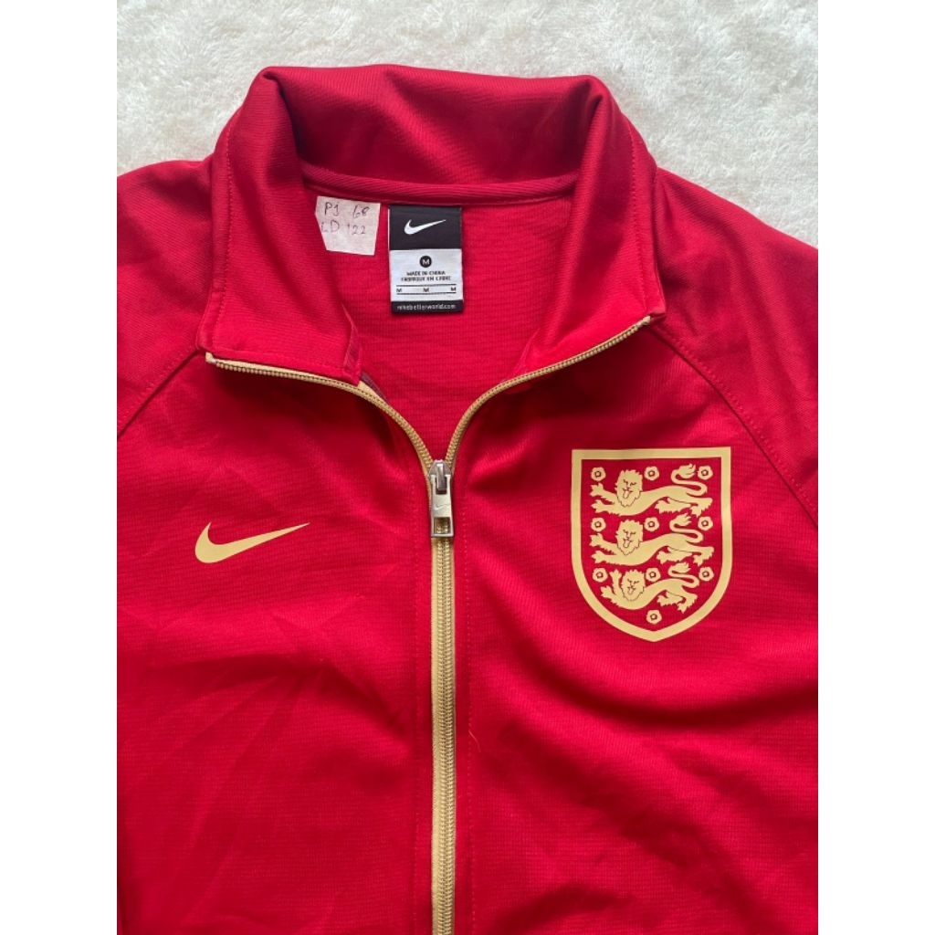 Baju Nike warna merah