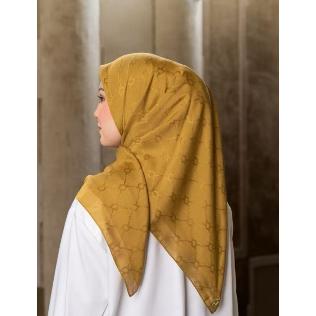 [New] Wearing Klamby Monogram Chain Scraf