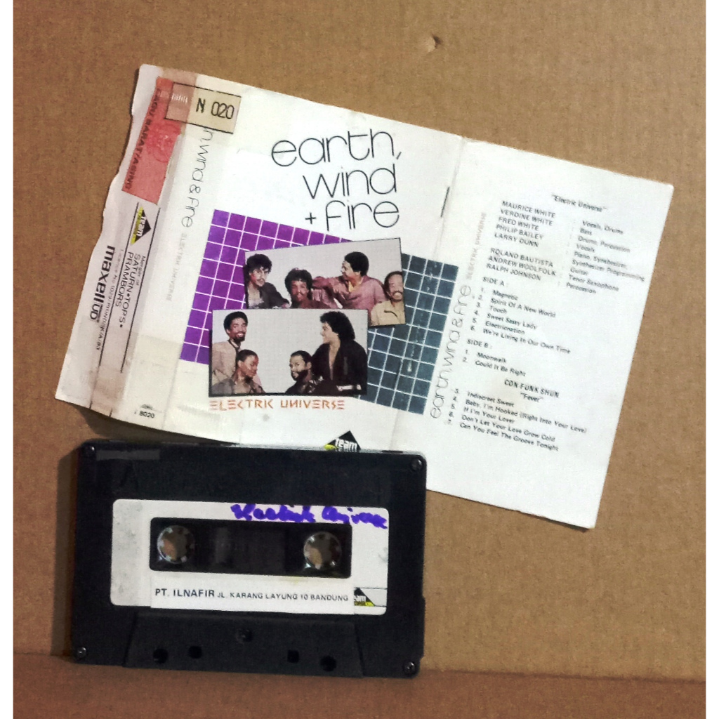 EARTH WIND & FIRE - ELECTRIC UNIVERSE - Kaset