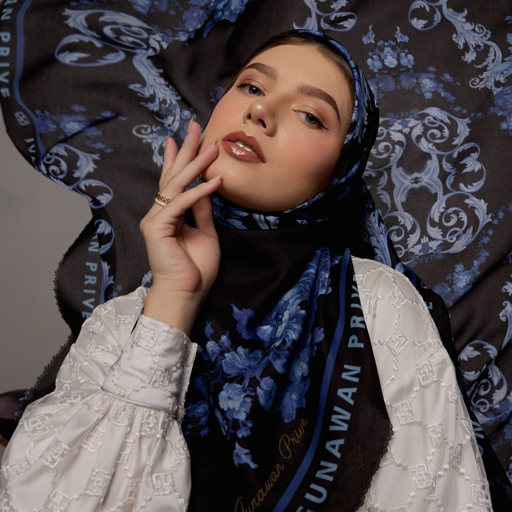 IVAN GUNAWAN PRIVE Majestic Flowers Scarf by IVAN GUNAWAN ORIGINAL - Hijab Jilbab Segi Empat Persegi