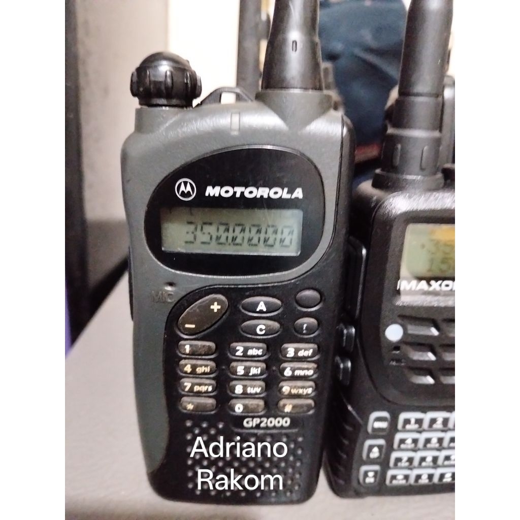 HT GP2000 UHF 350 MHz lengkap charger