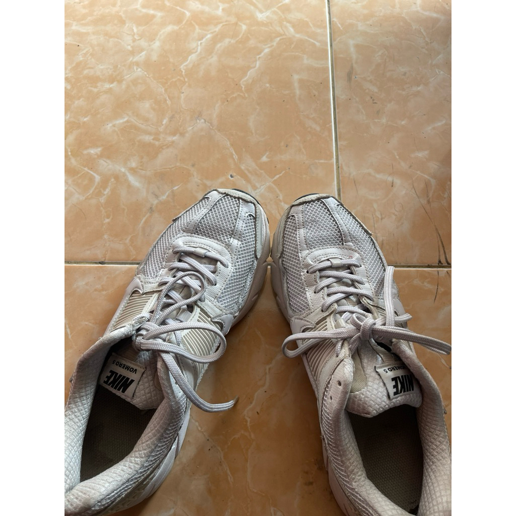 NIKE VOMERO 5