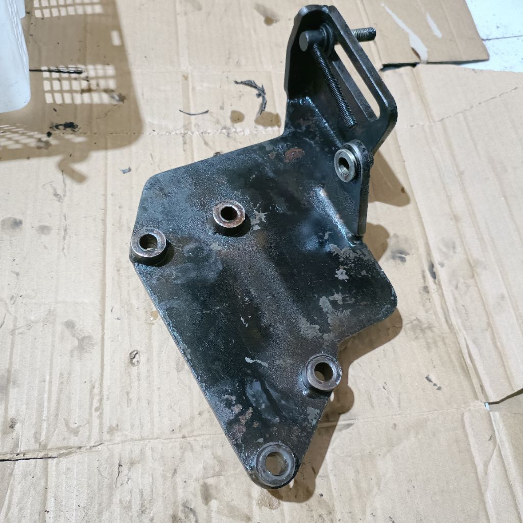 plat dudukan stelan kompreson compresor dinamo ac acc original sanden kia travello travelo k2700 bek
