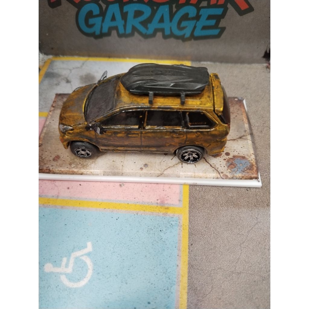 Tomica Toyota Avanza Veloz Custom