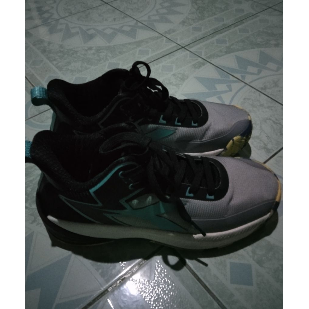 sepatu basket diadora used