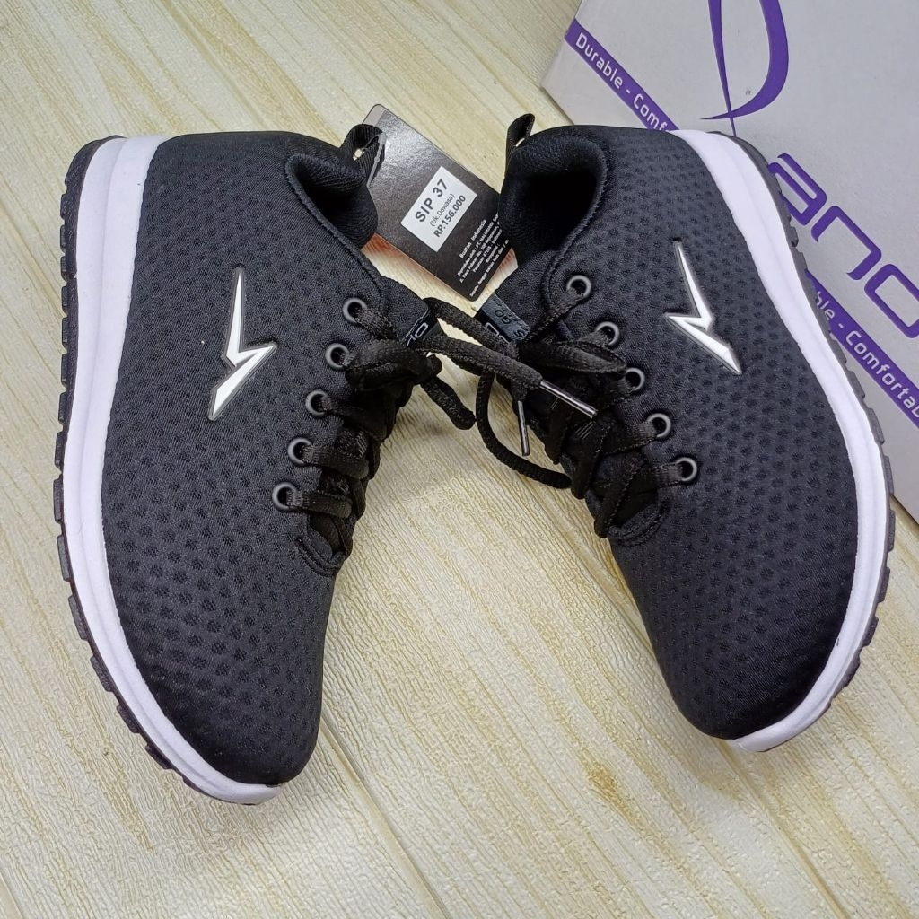 Sepatu snekers Ando hitam/putih