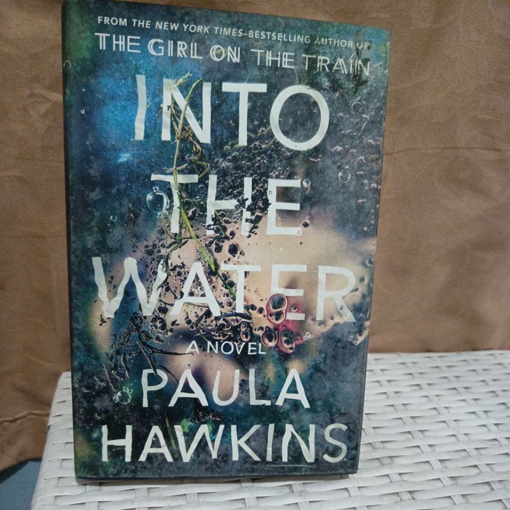 INTO THE WATER - PAULA HAWKINS