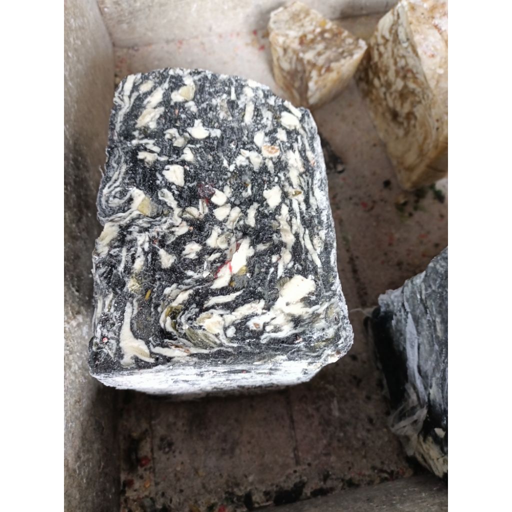 KEMENYAN MADU SUPER WANGI WARNA HITAM 500 GRAM