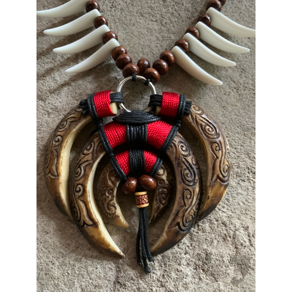 kalung taring babi model ukir