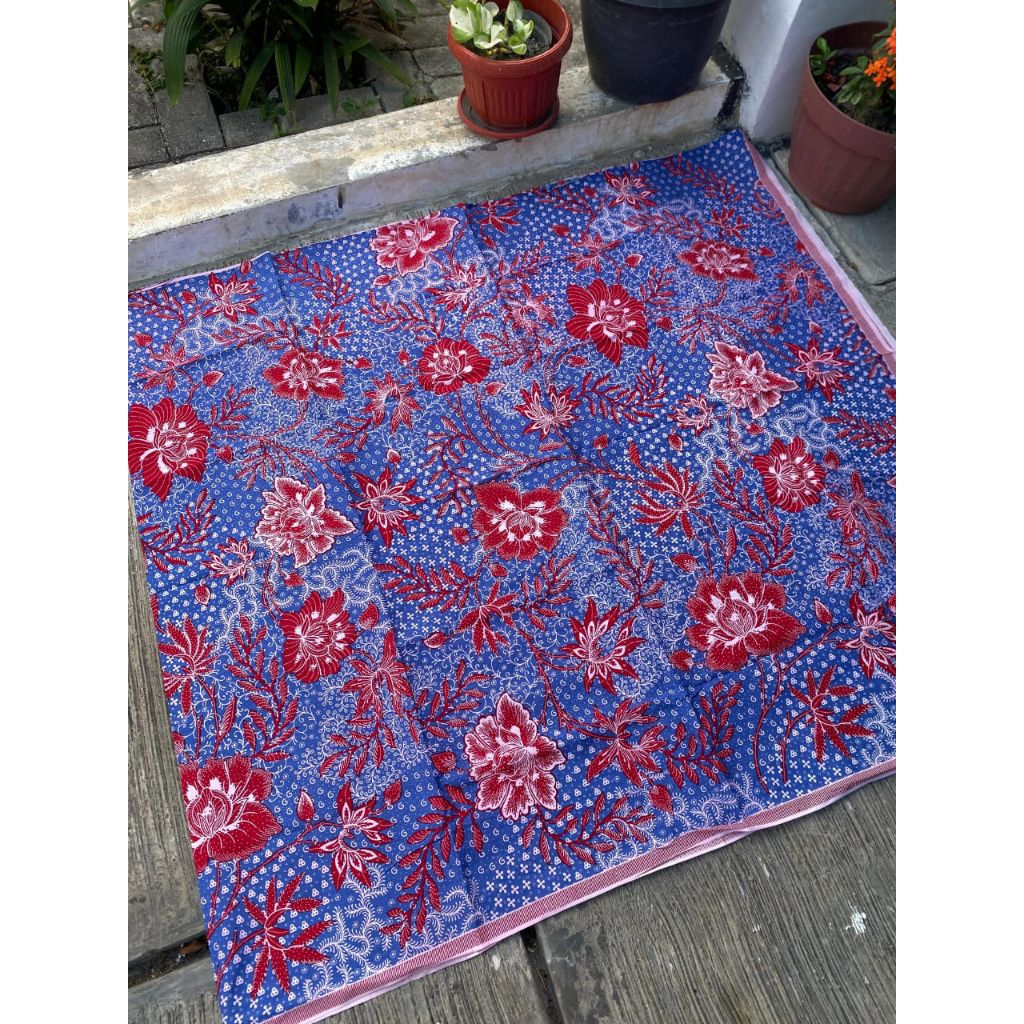 TERLARIS KAIN BATIK LAWEYAN SOLO AMARILIS MERAH WARNA DASAR BIRU LAUT