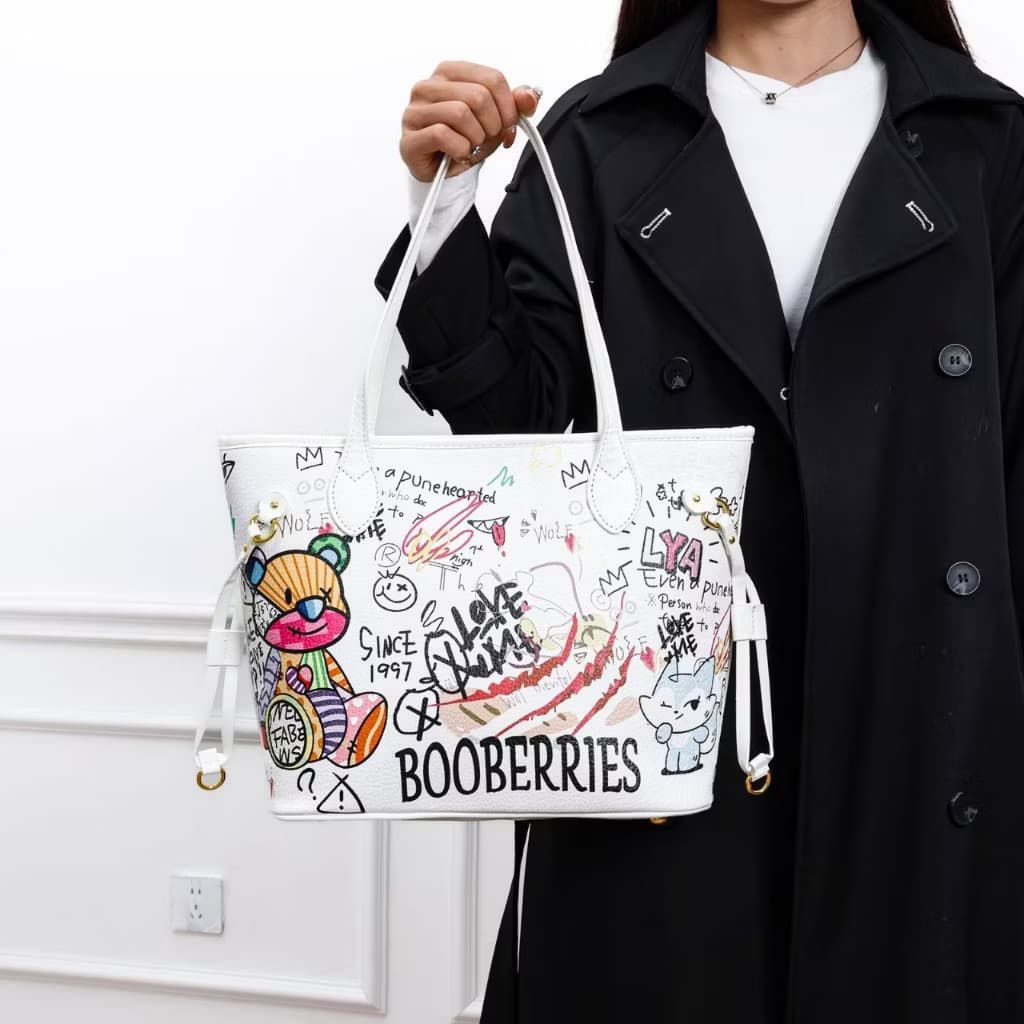 BOO BERRIES tote Beruang karakter gravity lukis putih