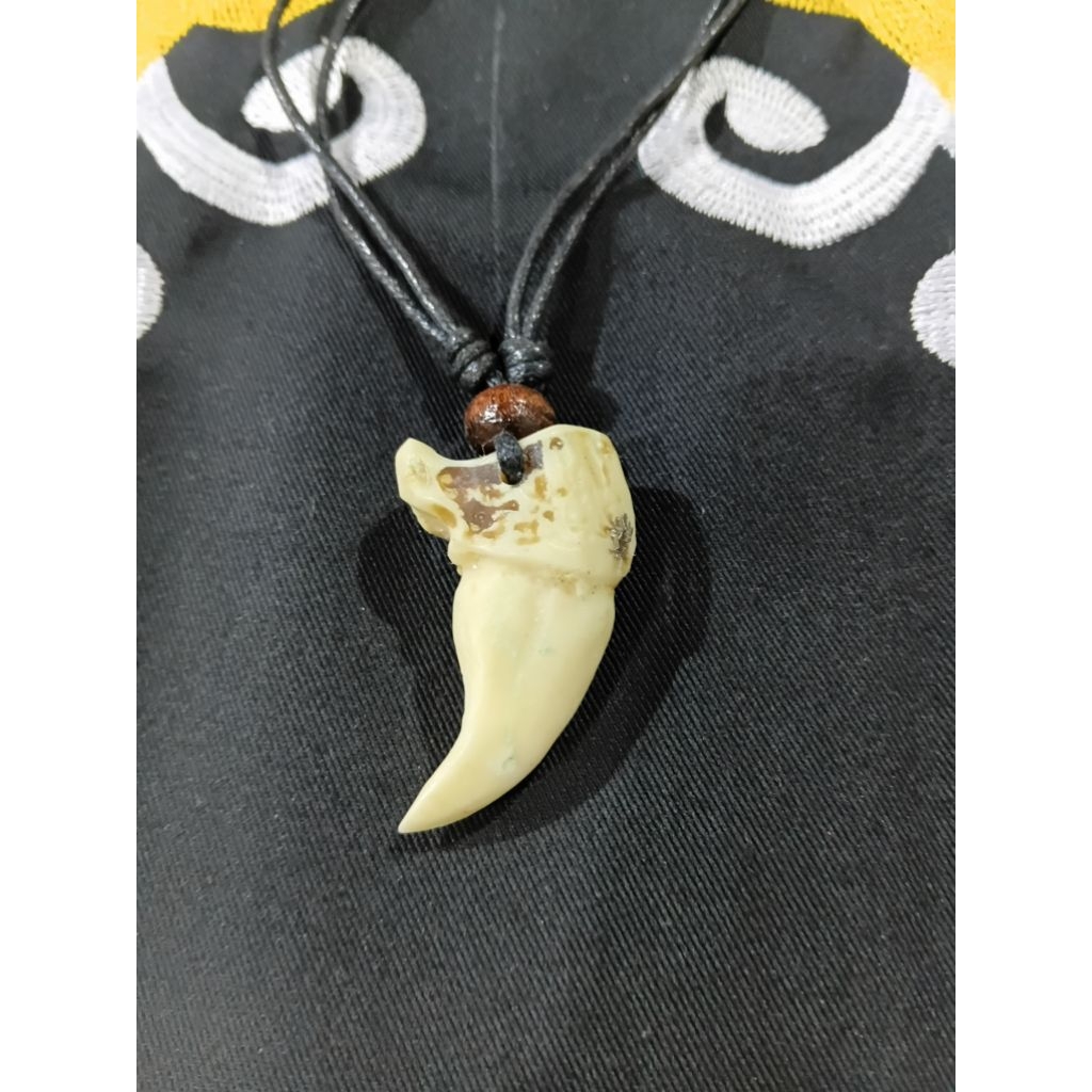 kalung etnik kuku macan replika resin
