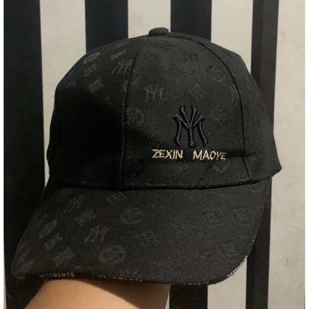 topi vetement lv supreme colab