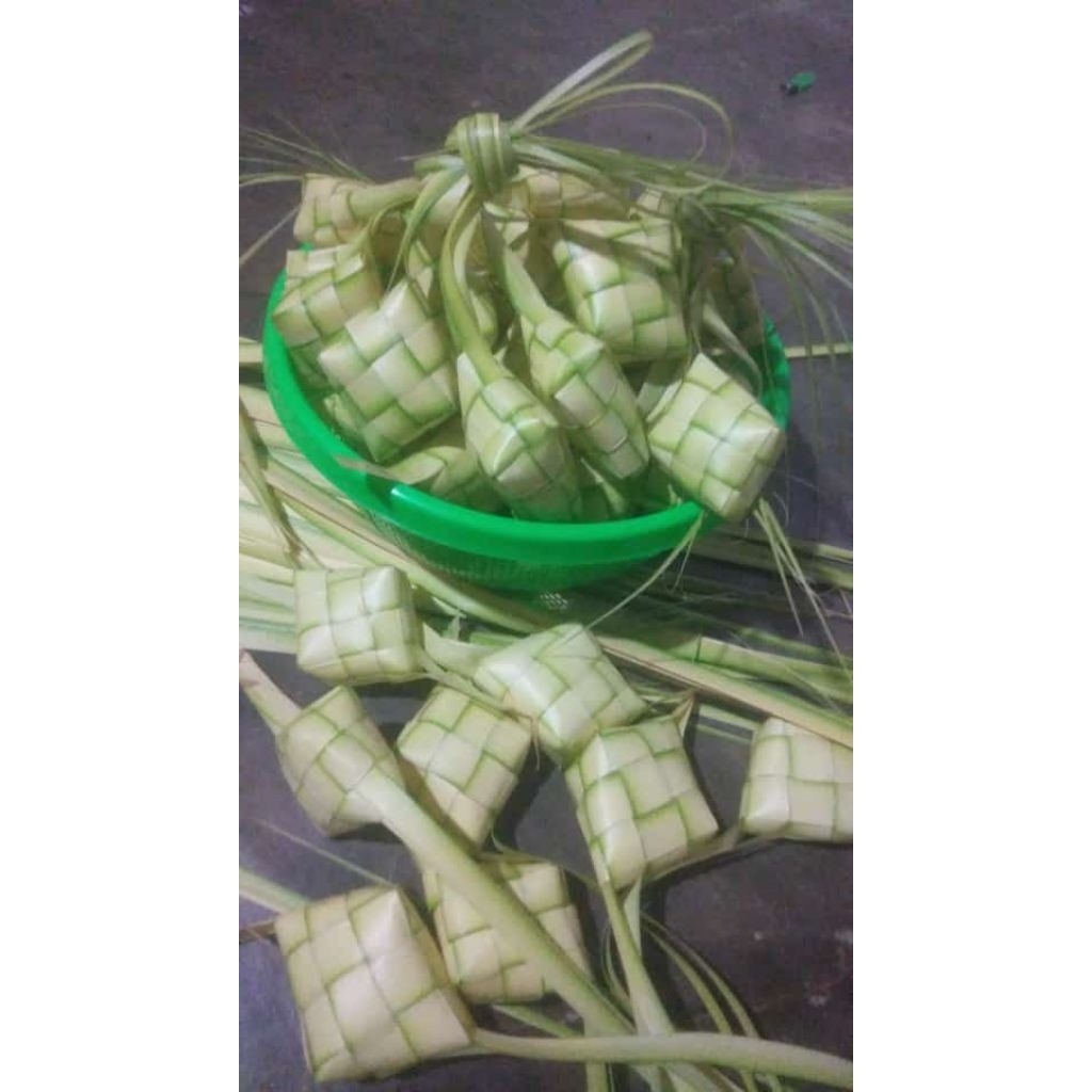ketupat bawang ketupat daun kelapa muda