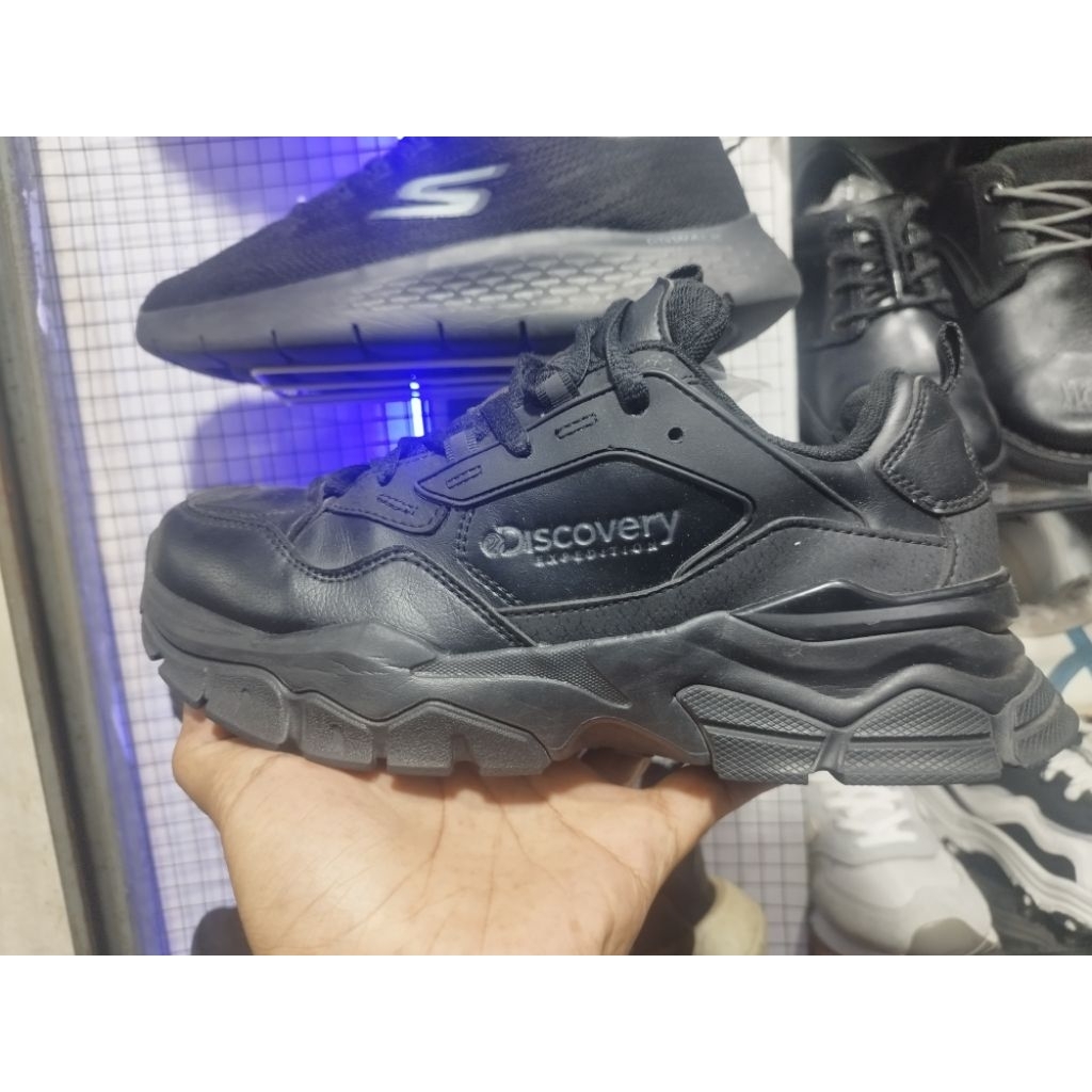 sepatu hitam discovery