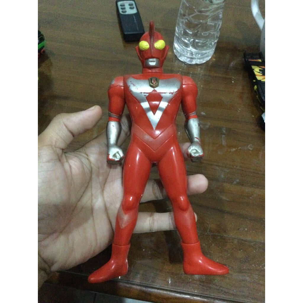 ultraman brand bandai jadul kondisi sesuai foto elektrik off