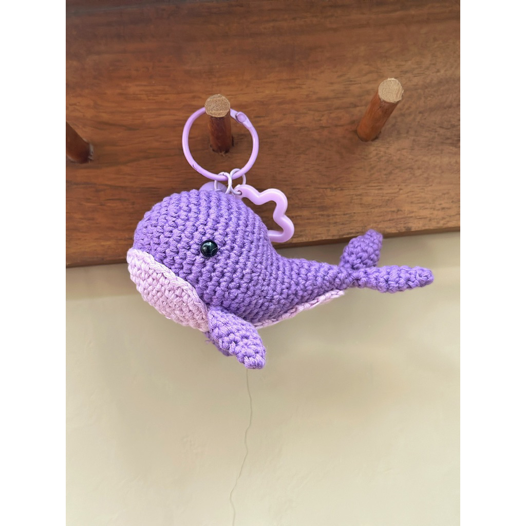 Gantungan kunci whale BTS