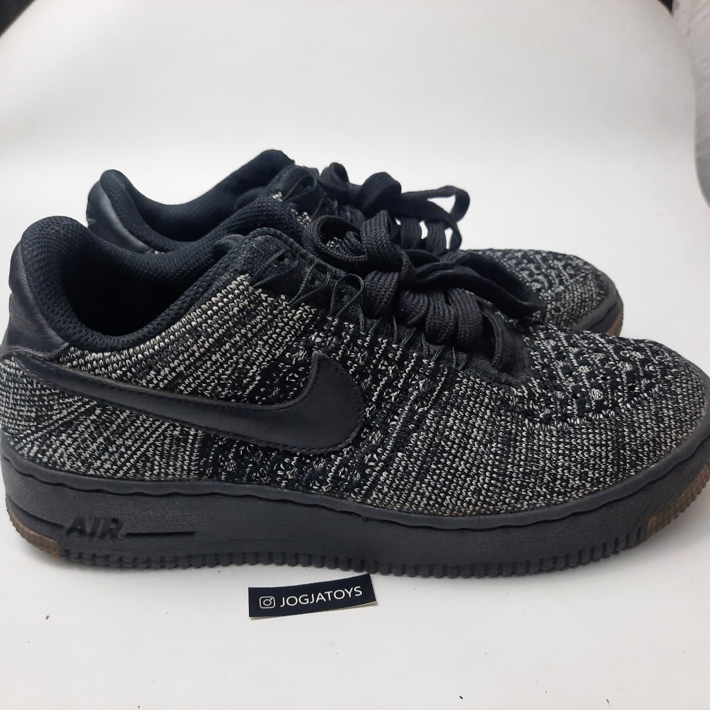 Preloved Sepatu Sneaker NIKE Air Flyknit Ori Authentic Anak Bahan Rajut Mix Kulit Size 36,5