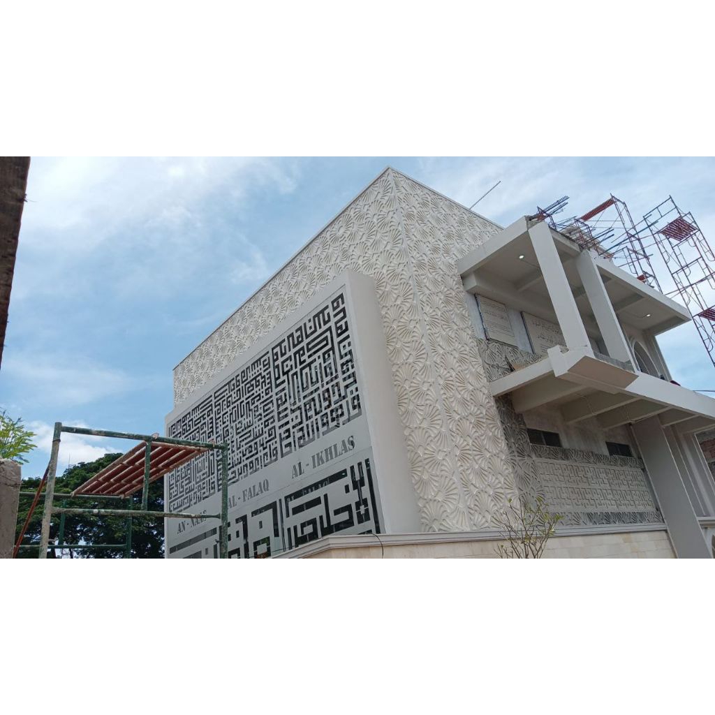 Ornamen grc masjid di tangerang, nuansa timur tengah