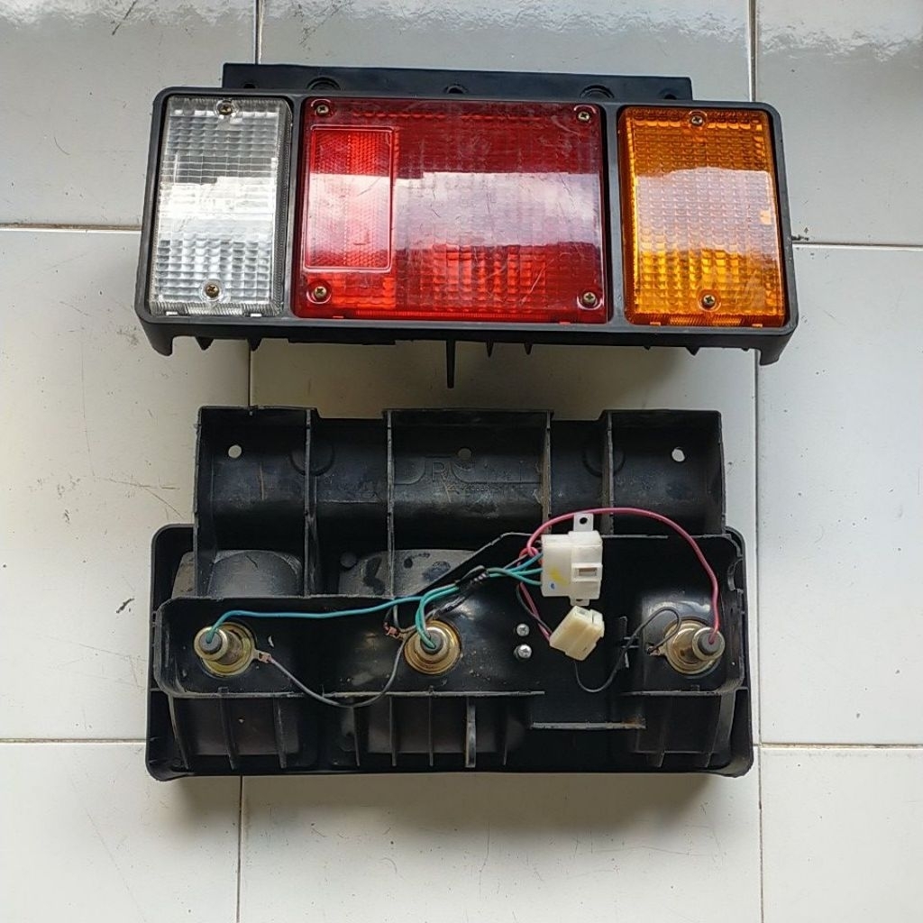 Lampu rem Lampu stop belakang mobil Isuzu ELF TRAGA GIGA