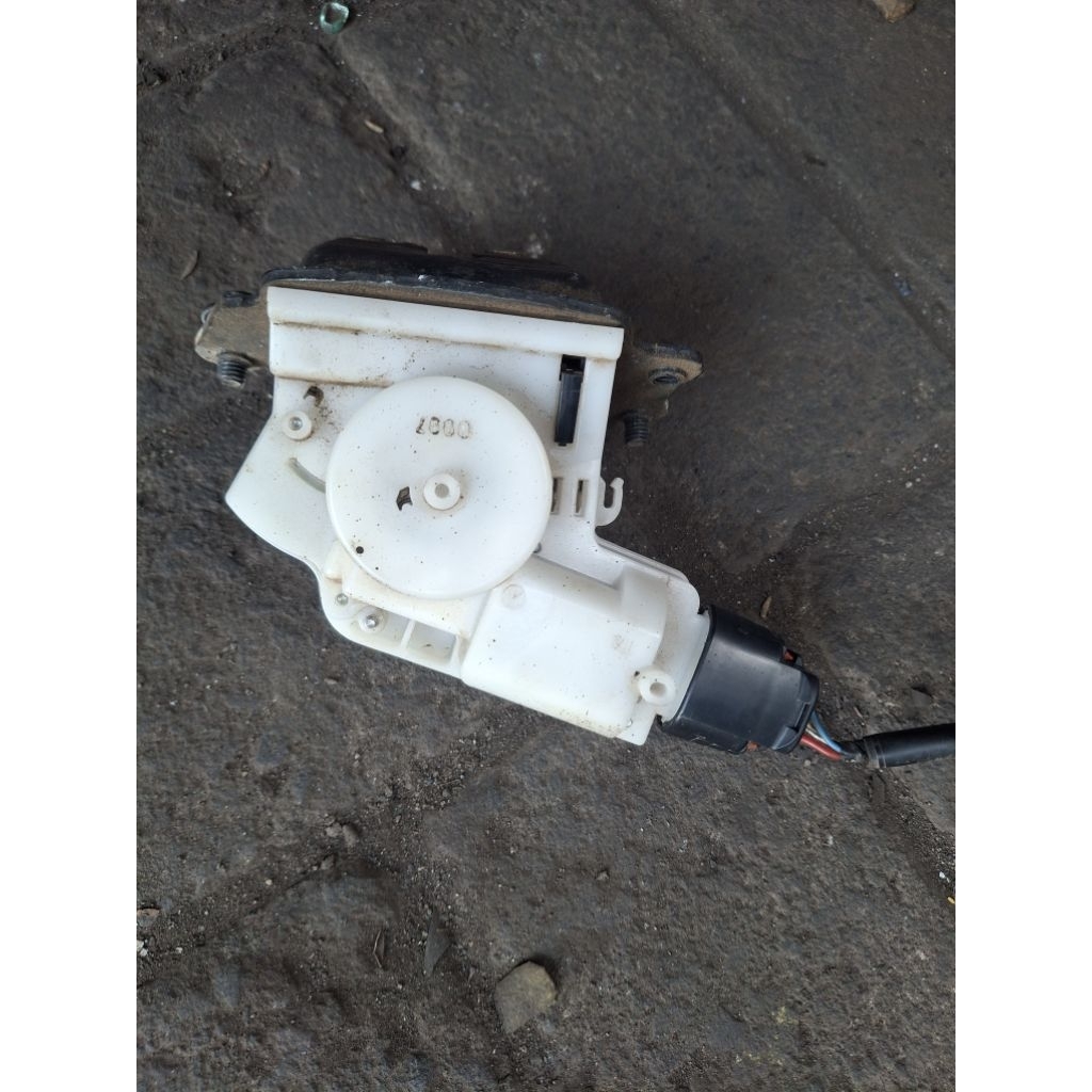 Doorlock Lock Pintu Bagasi Innova Reborn Fortuner VRZ Original