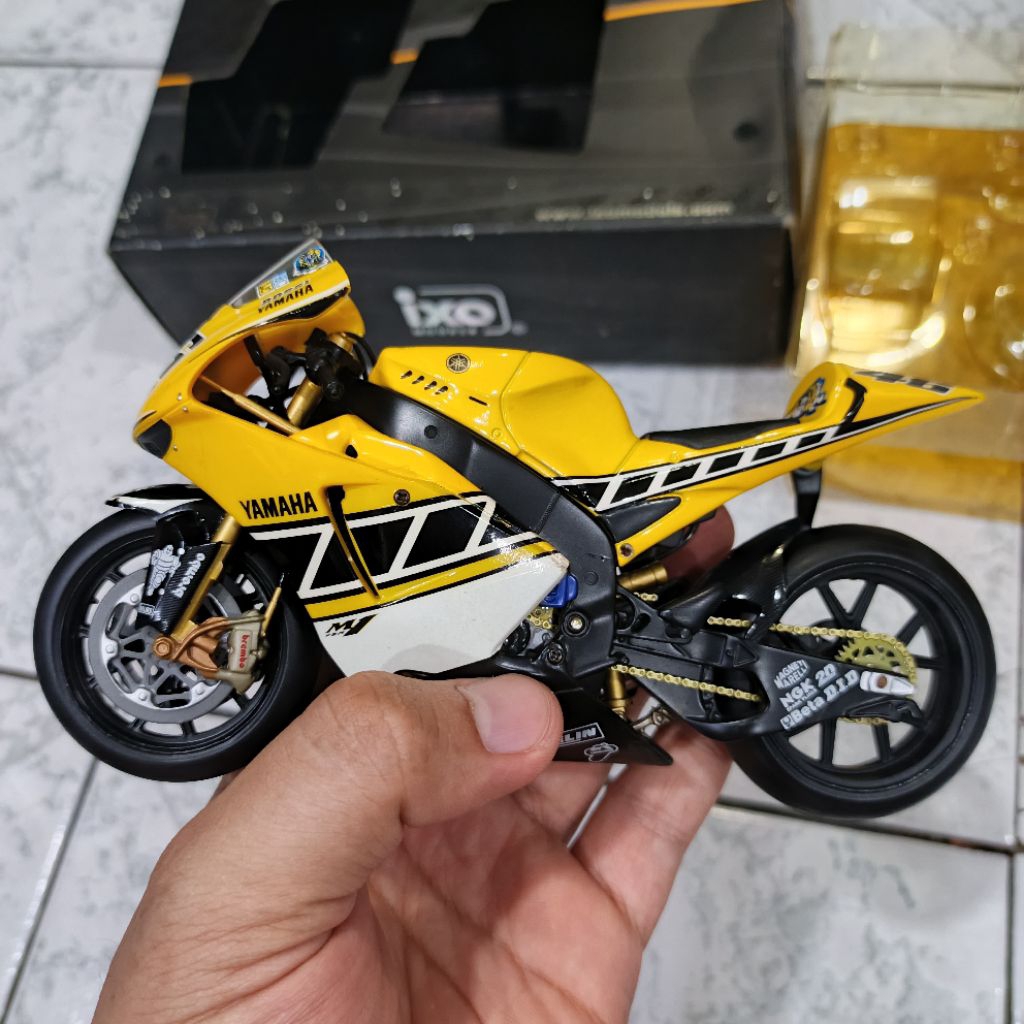 IXO models Yamaha YZR M1 2005