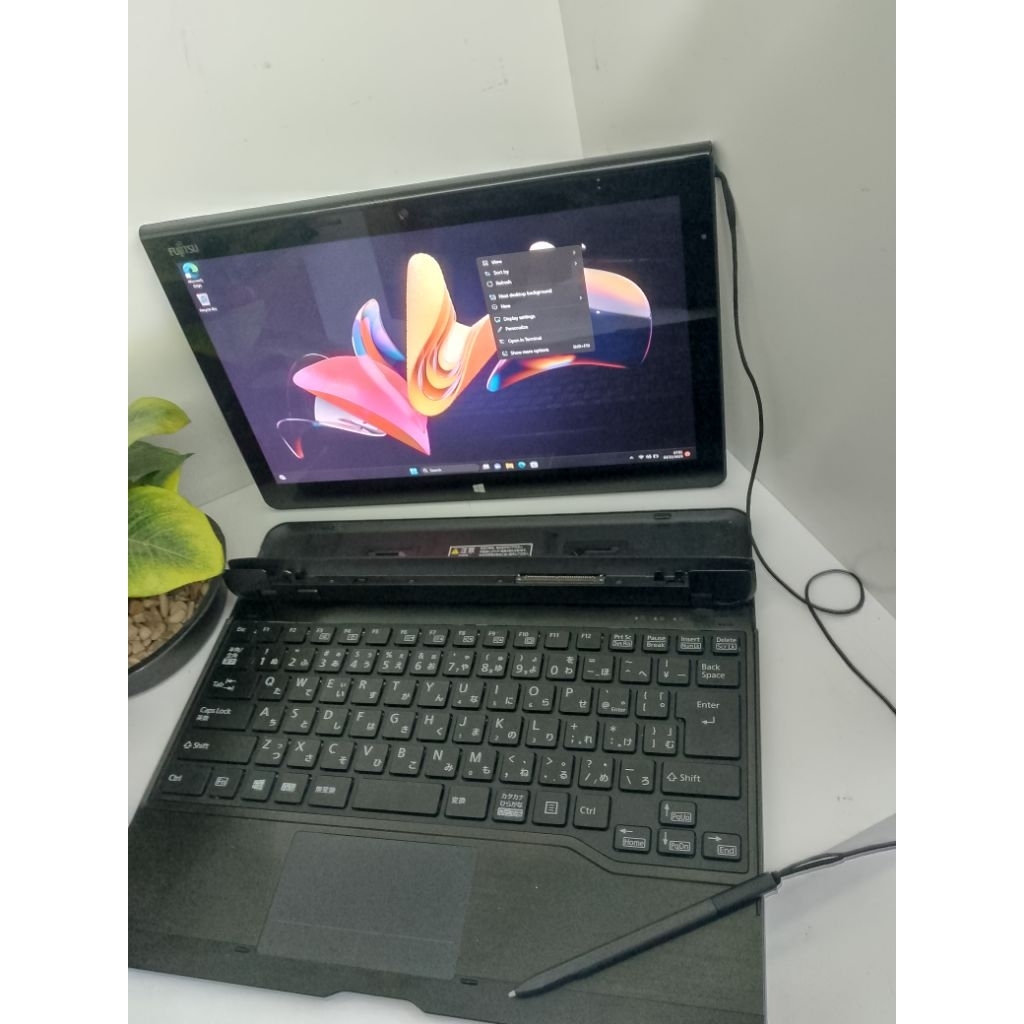 Fujitsu Tablet ARROWS Q704/H 2 in 1 touchscreen i5 gen 4//ram 4gb //SSD 128gb siap pakai