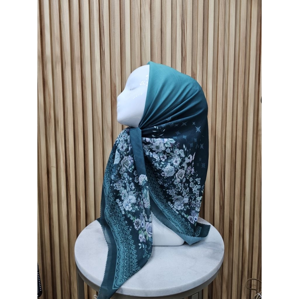 HIJAB SEGI EMPAT VOAL MOTIF BUNGA SORAYA HIJAU EMERAL