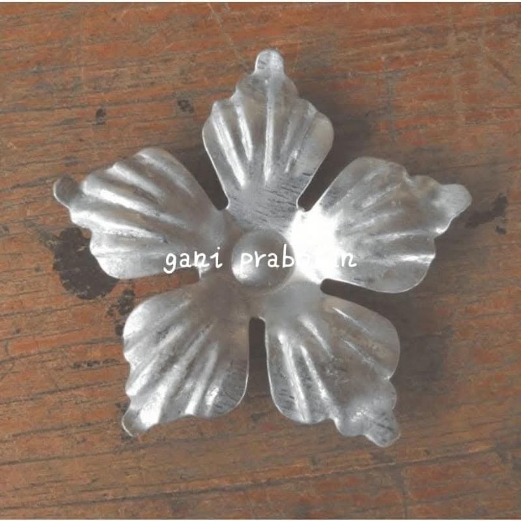 ornamen aksesoris pagar besi, motif bunga bintang.