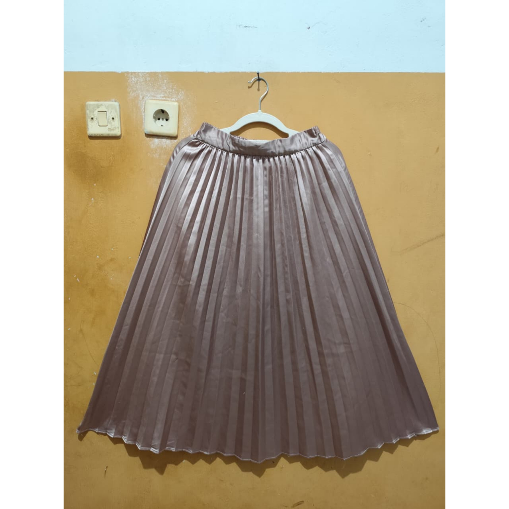 PL Preloved skirt rok wanita plisket bahan silk