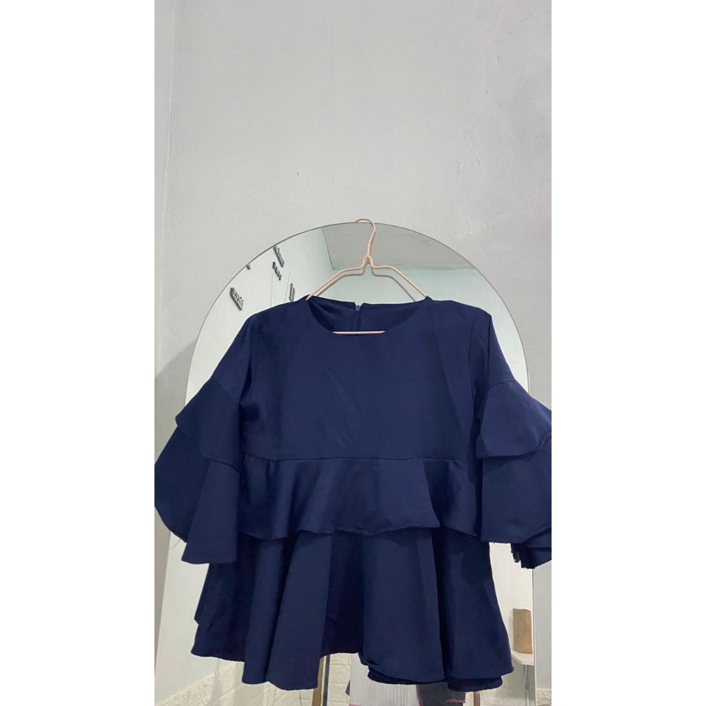 Preloved blouse ruffle